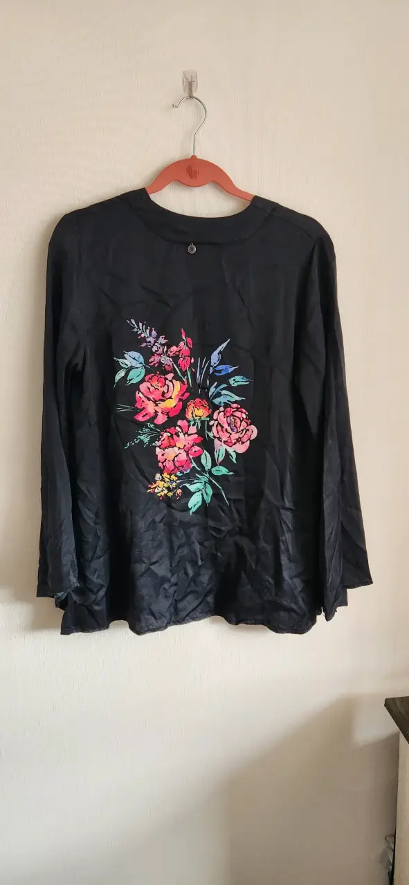 Kimono negro con estampado floral - 3