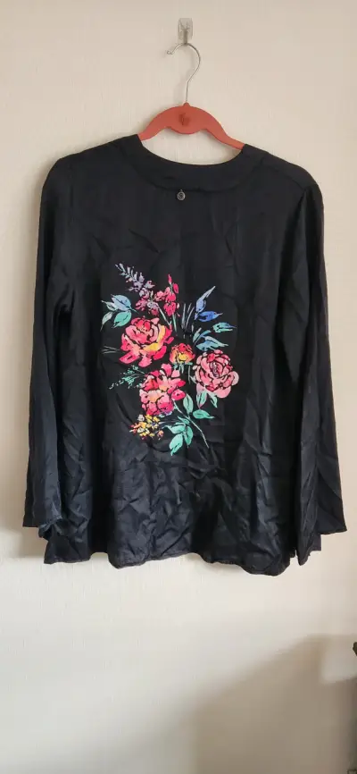 Kimono negro con estampado floral - miniatura 4
