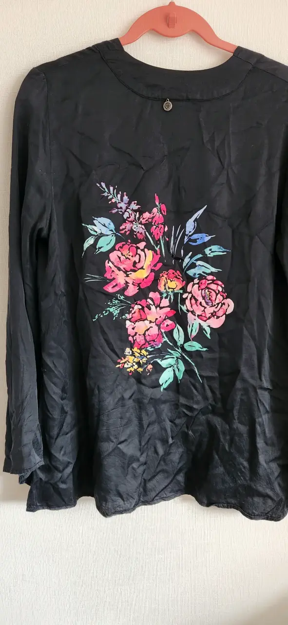 Kimono negro con estampado floral - 5