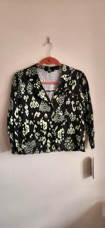 Blusa estampada verde y negro - miniatura 1