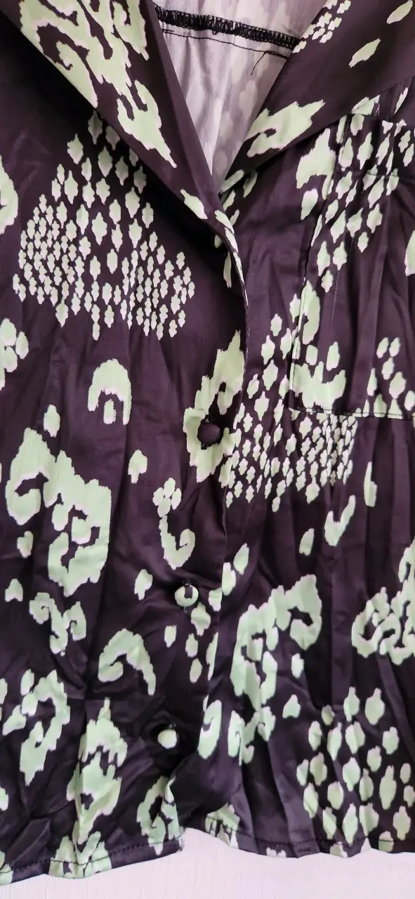 Blusa estampada verde y negro - 3