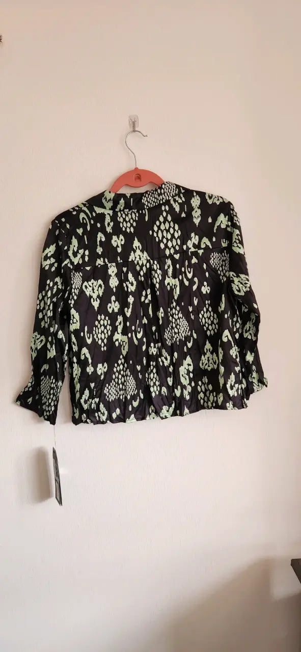 Blusa estampada verde y negro - 5