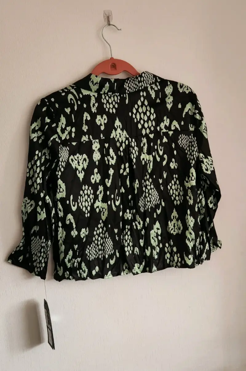 Blusa estampada verde y negro - 6