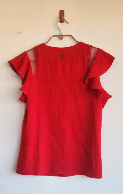 Blusa roja sin mangas - miniatura 4