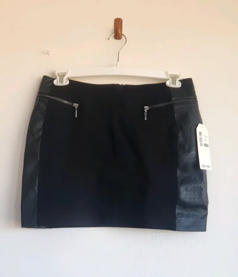Minifalda negra con cierre - 1