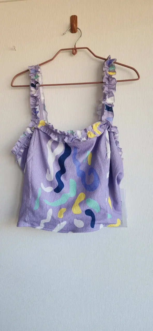 Top lila estampado con volantes - 3