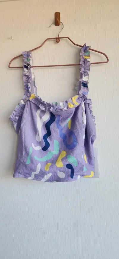 Top lila estampado con volantes - miniatura 3
