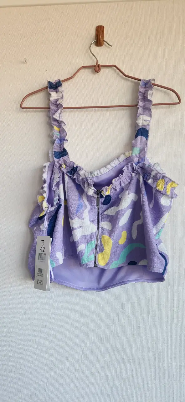 Top lila estampado con volantes - 4