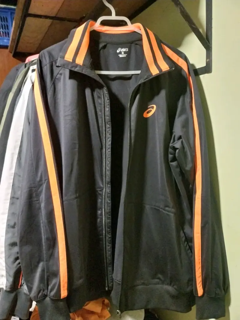 Chaqueta deportiva Asics negra - 1