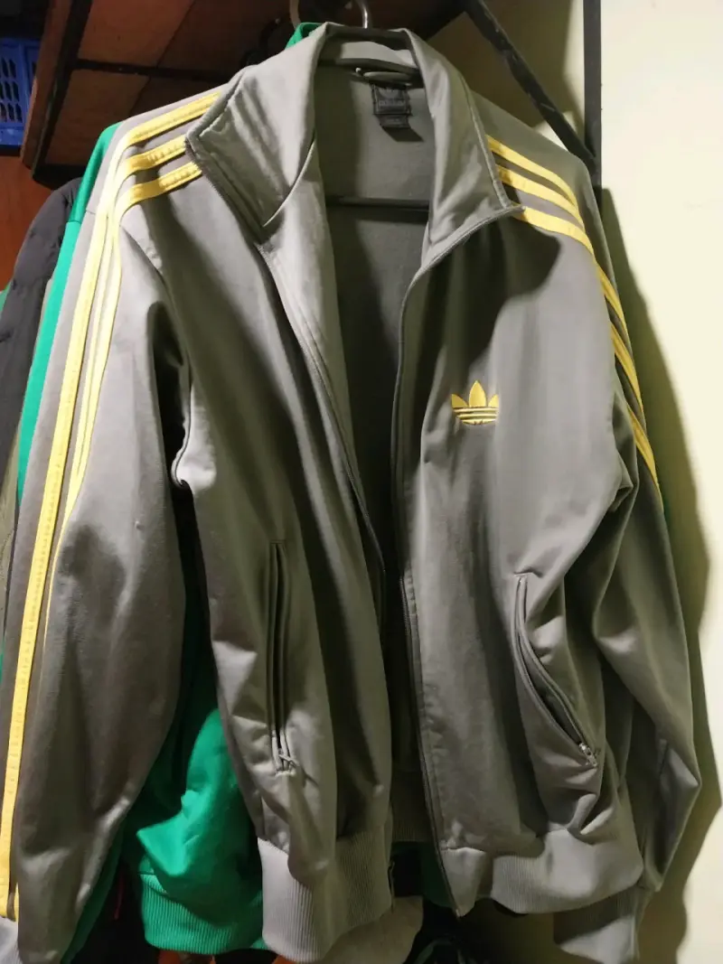 Chaqueta Adidas deportiva gris con tiras amarillas - 1