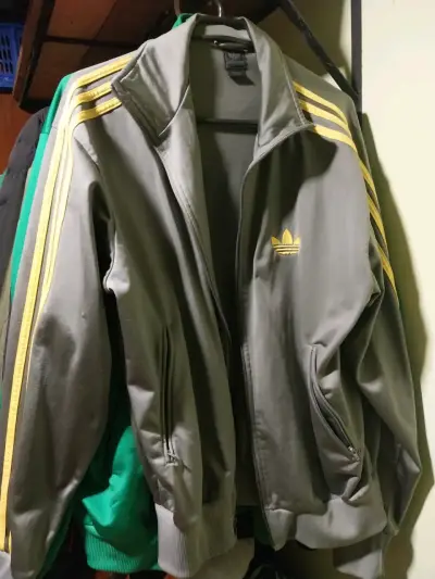 Chaqueta Adidas deportiva gris con tiras amarillas - miniatura 1