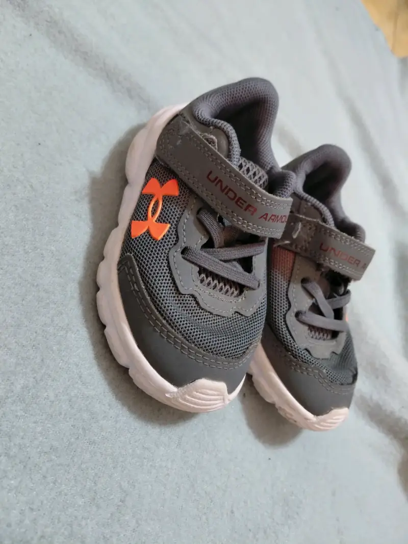Zapatillas grises Under Armour niño talla 21 - 1