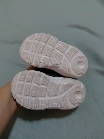 Zapatillas grises Under Armour niño talla 21 - miniatura 3