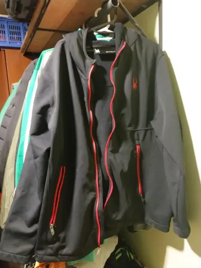Chaqueta negra con detalles rojos - miniatura 1