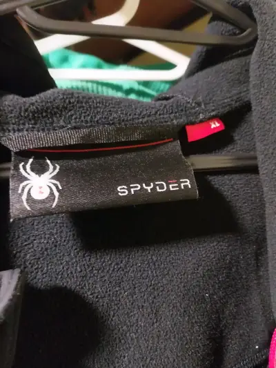 Chaqueta negra con detalles rojos - miniatura 2