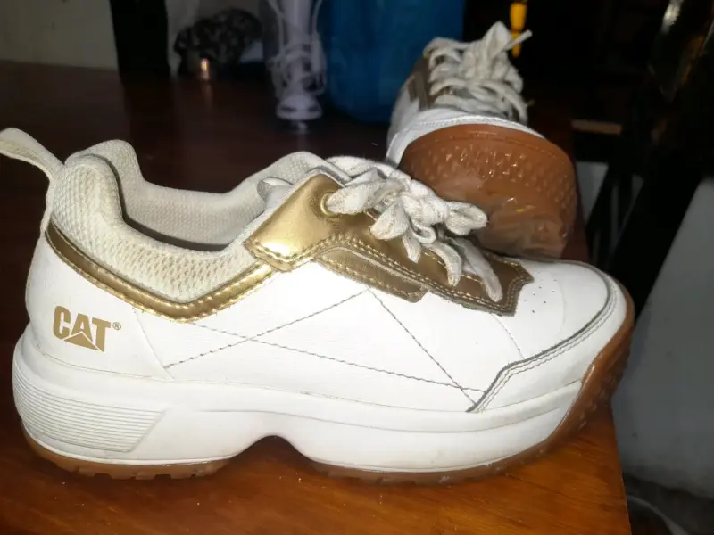 Zapatillas CAT blancas y doradas