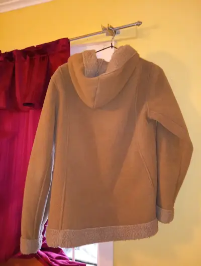 Abrigo beige con capucha - miniatura 2