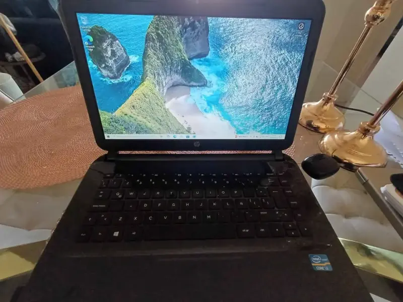 Notebook HP 14 con Intel i3 - 3