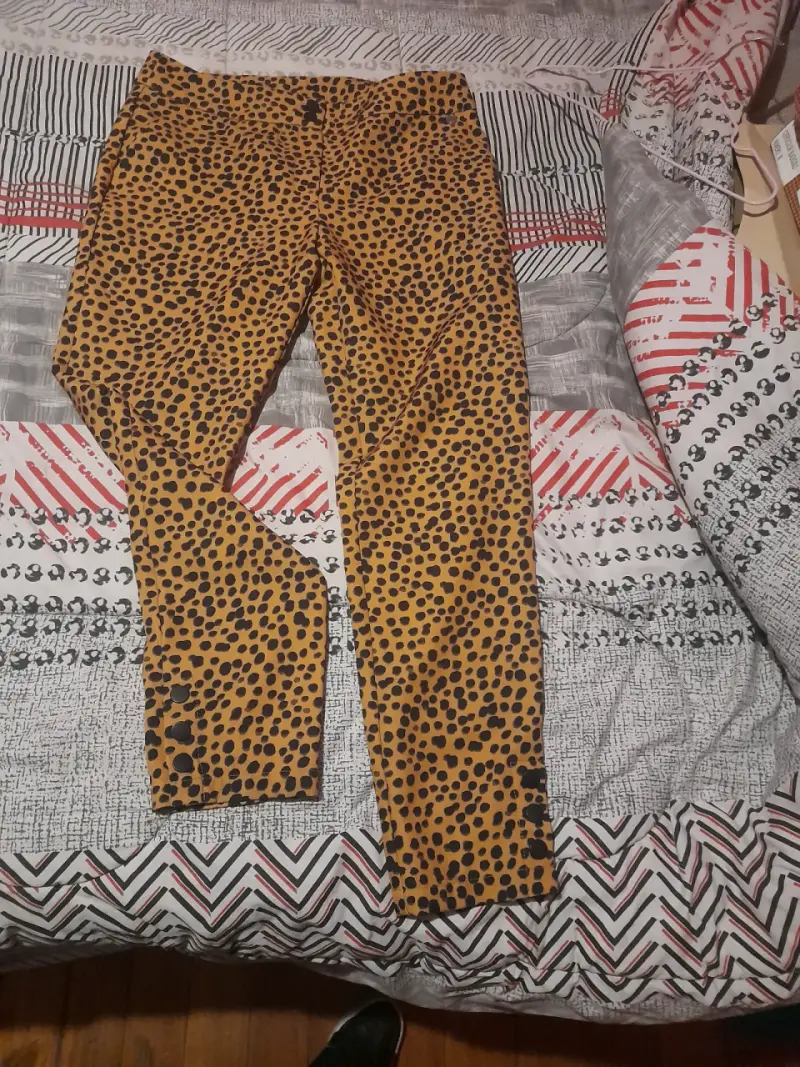 Pantalones amarillos con estampado io talla 40