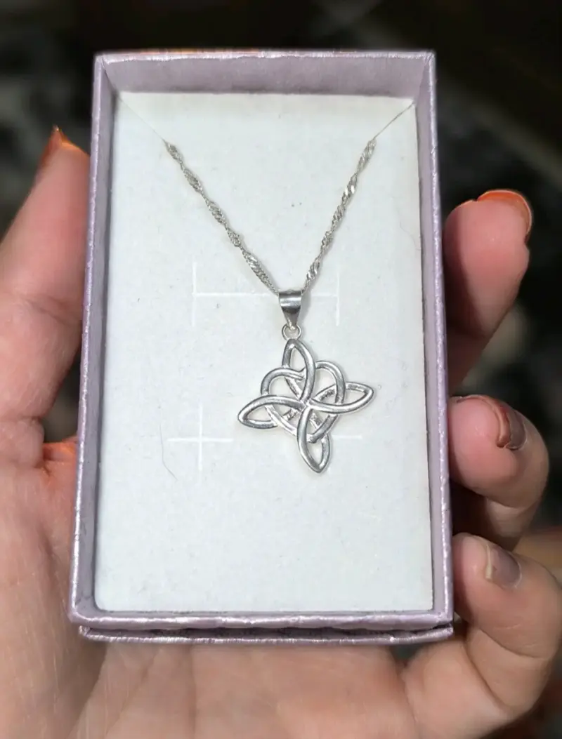 Collar de plata con dije nudo de bruja