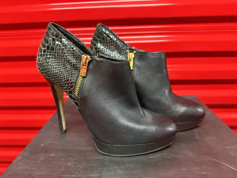 Botines negros con tacón alto - 1