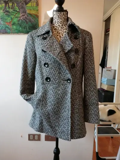 Abrigo gris de lana con botones - miniatura 1