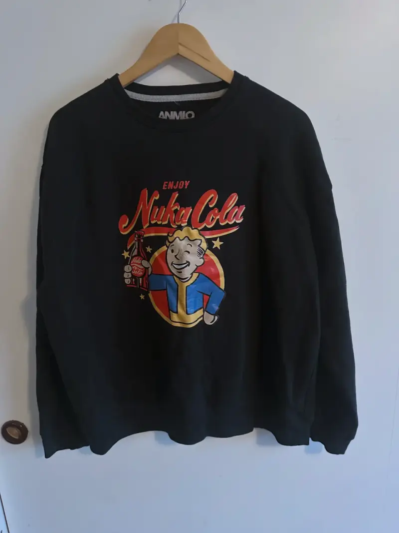 Polerón negro Nuka Cola