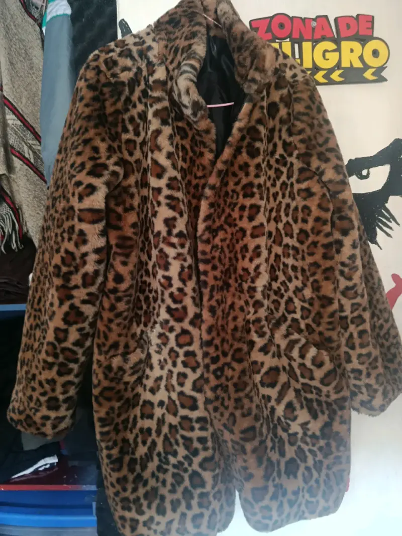 Abrigo de leopardo sintético