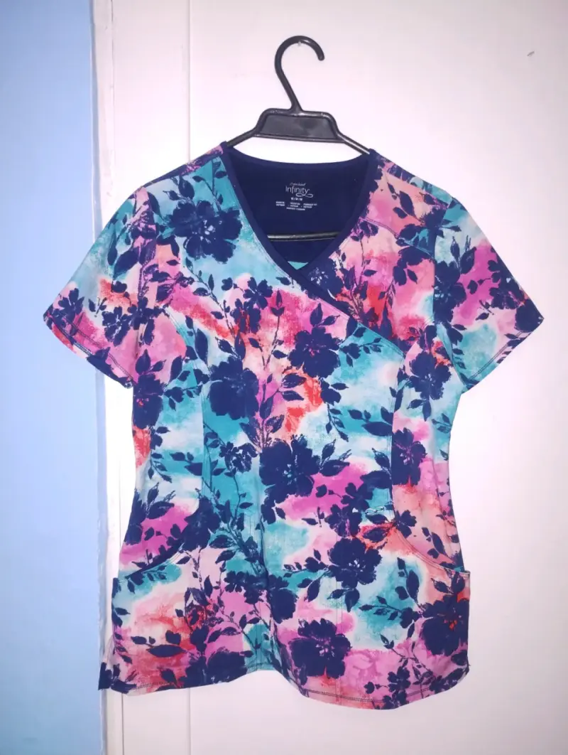 Blusa médica estampada floral - 2