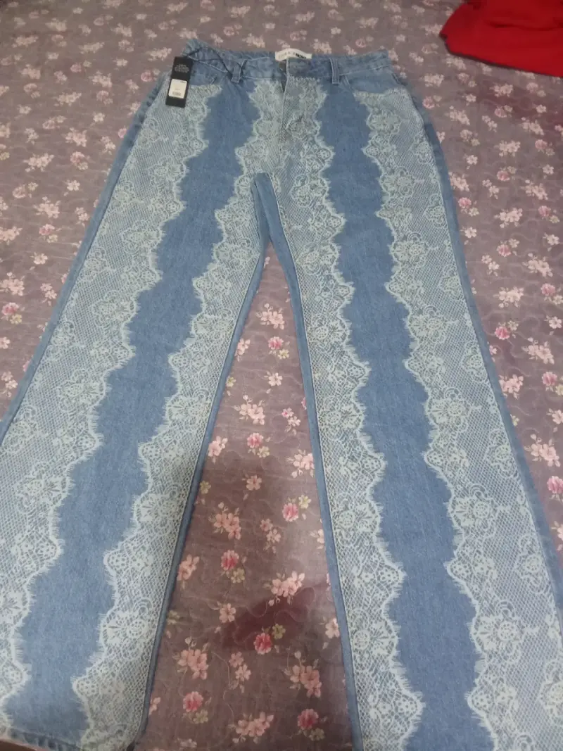 Jeans de mezclilla con encaje