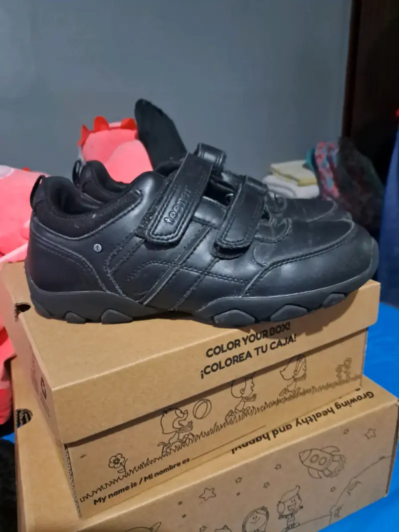 Zapatos negros escolares con velcro