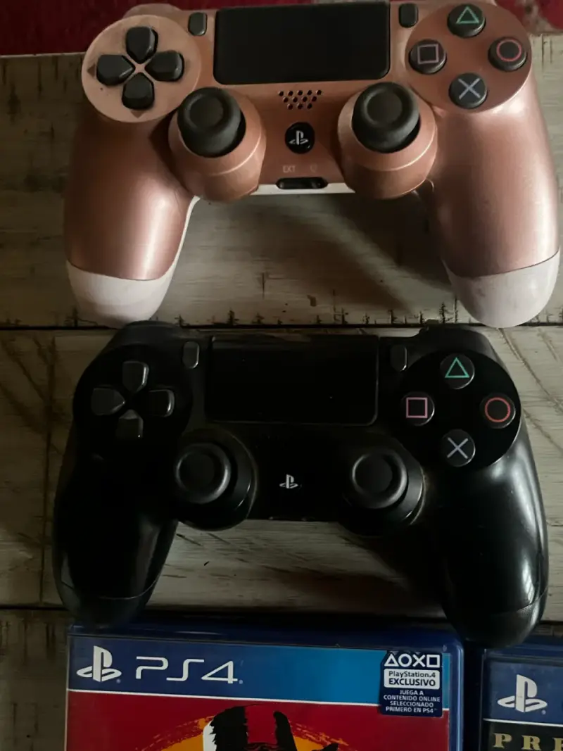 Consola PS4 con controles y juegos - 4