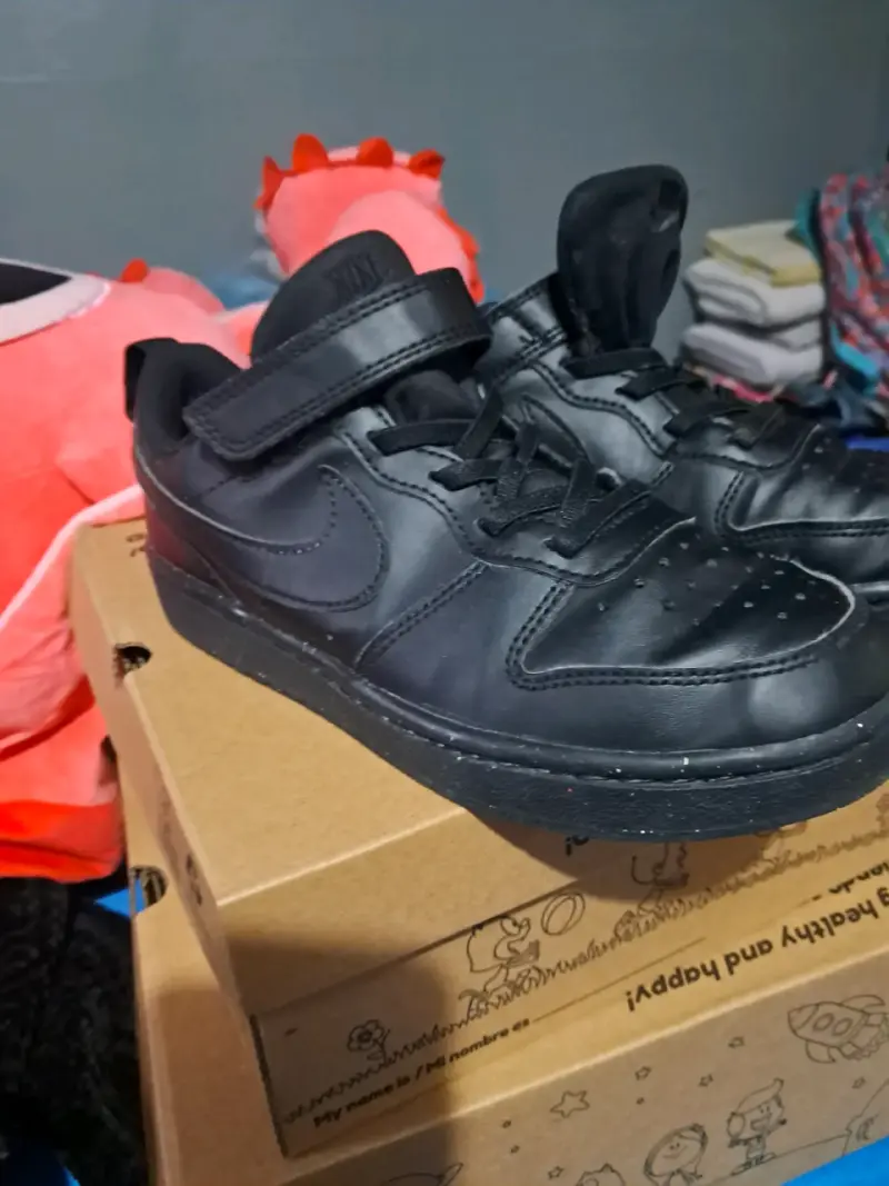 Zapatillas negras con velcro