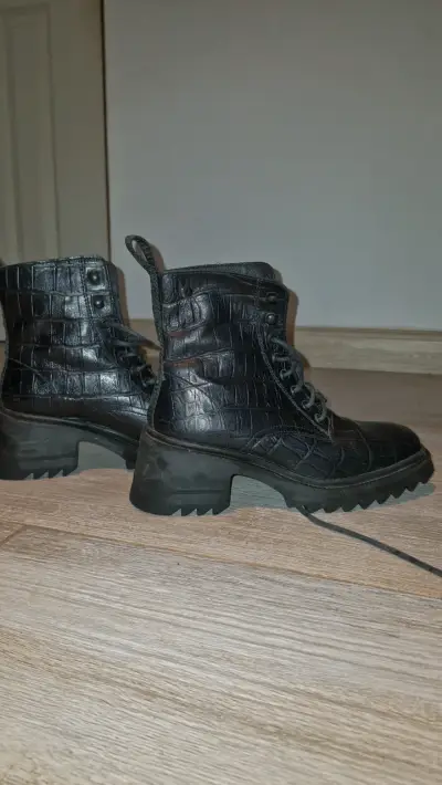 Botas negras con textura - miniatura 1
