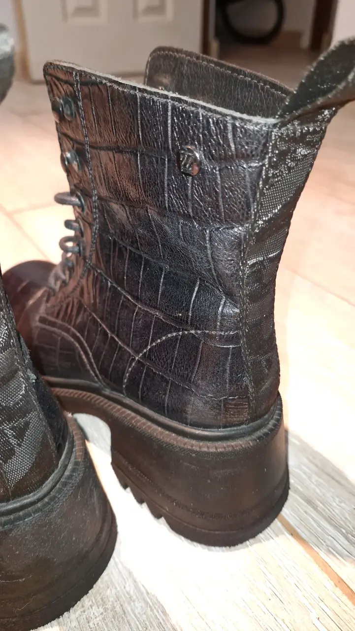Botas negras con textura - 2