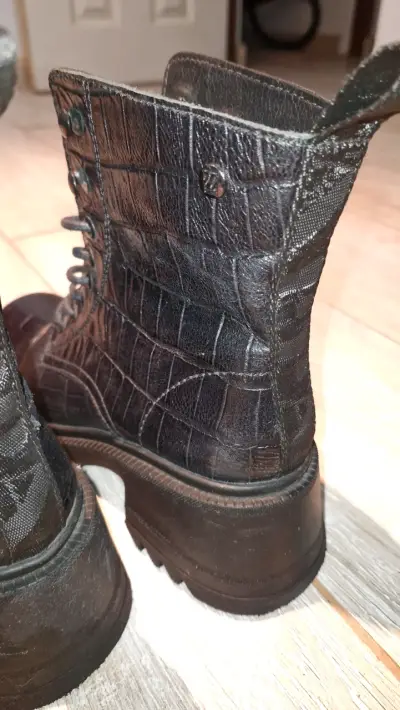 Botas negras con textura - miniatura 2