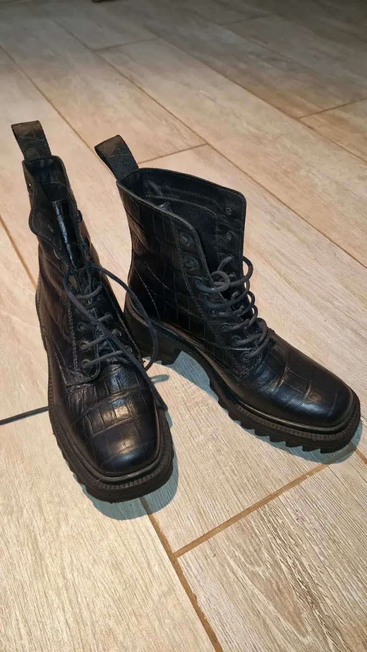Botas negras con textura - 5