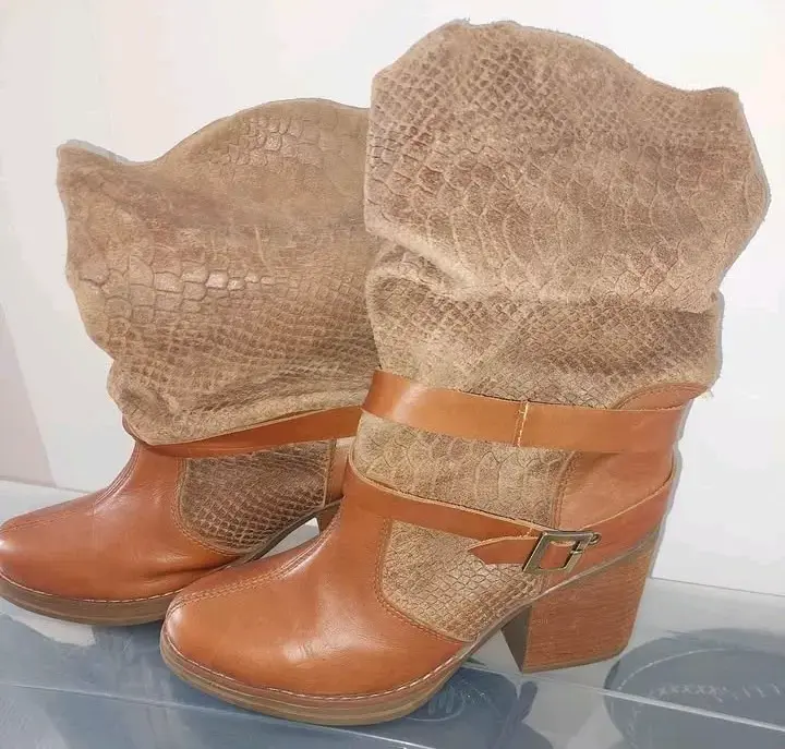 Botines de cuero café con tacón - 3