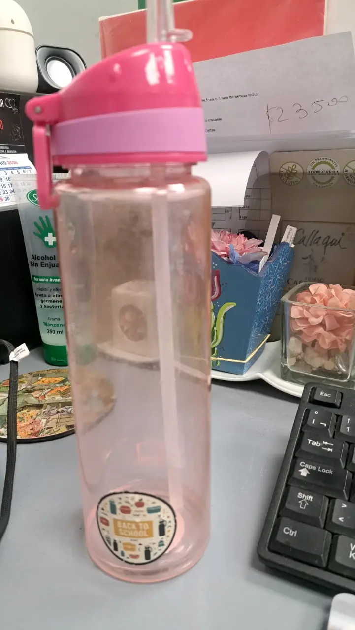 Botella plástica rosa con tapa