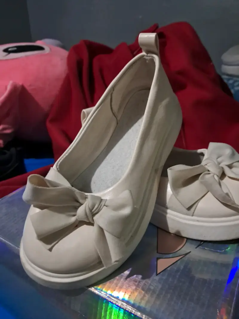 Zapatos beige con lazo