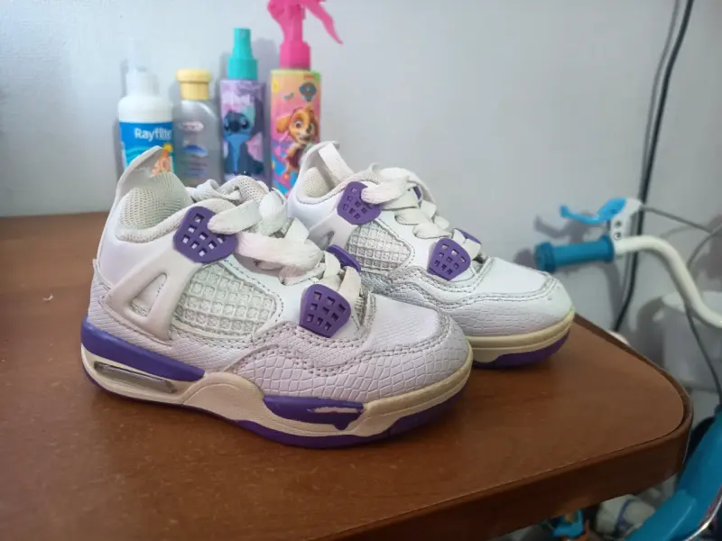 Zapatillas blancas con morado