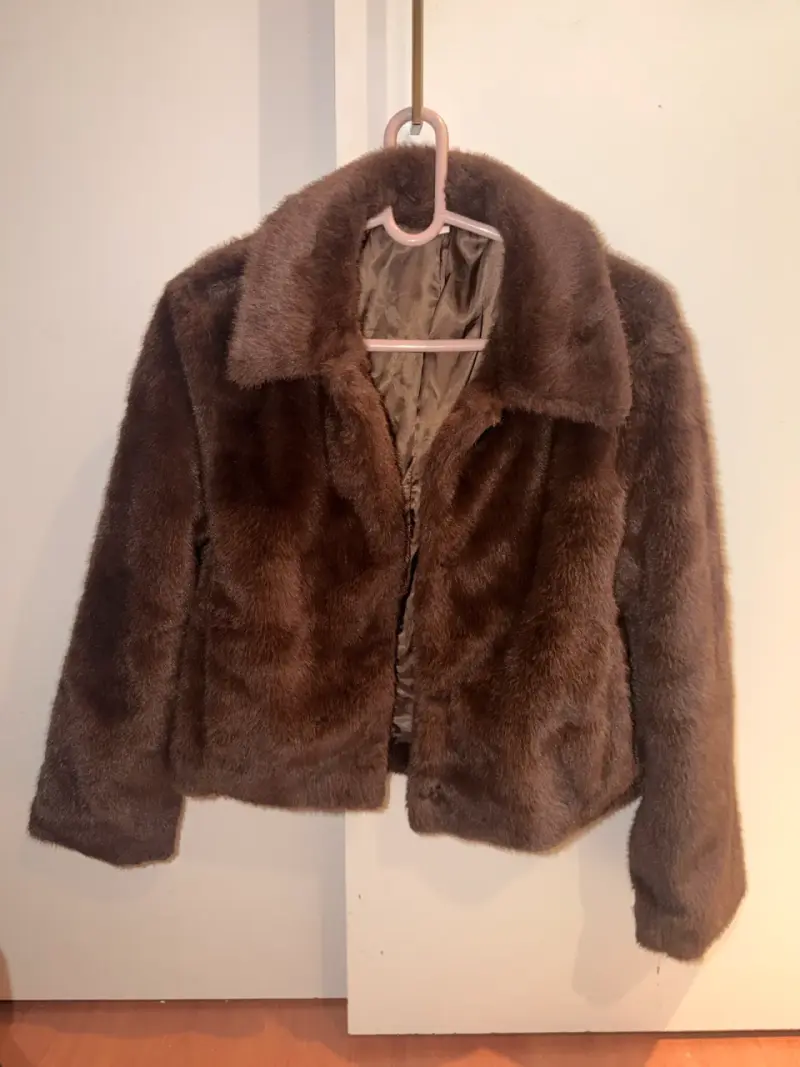 Chaqueta de piel sintética marrón