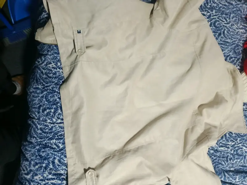 Chaqueta impermeable beige - 2