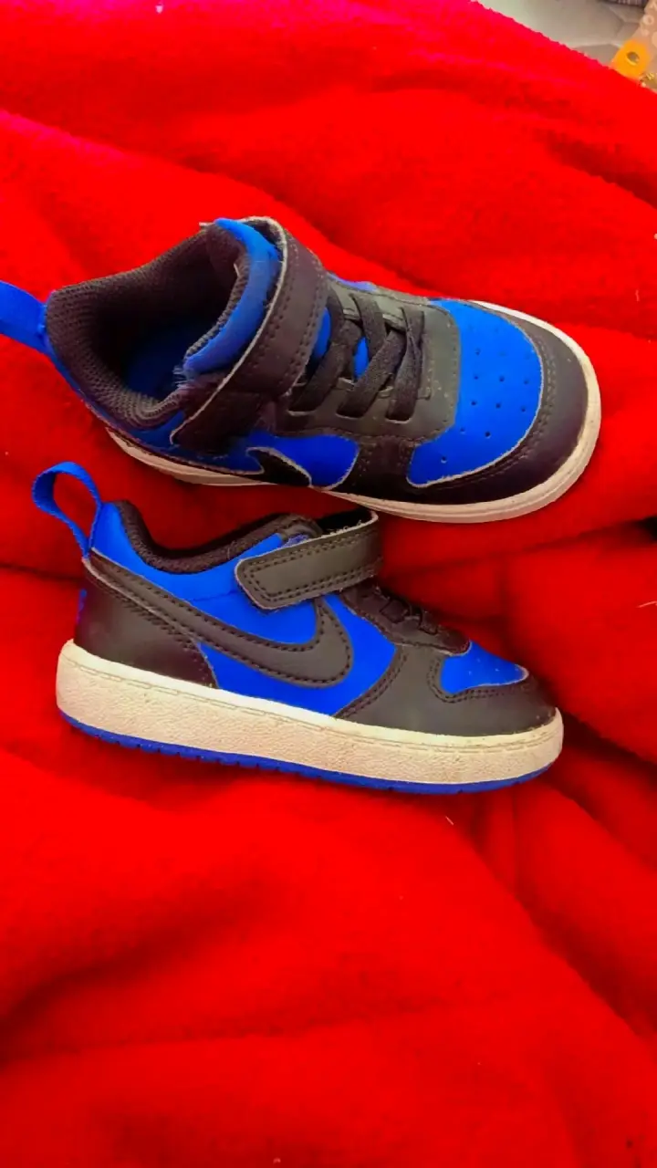 Zapatillas negras y azules para niño