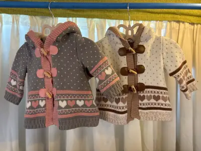 Chaquetas tejidas con capucha - miniatura 1