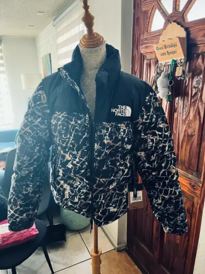 Chaqueta The North Face estampada nueva original M - miniatura 1