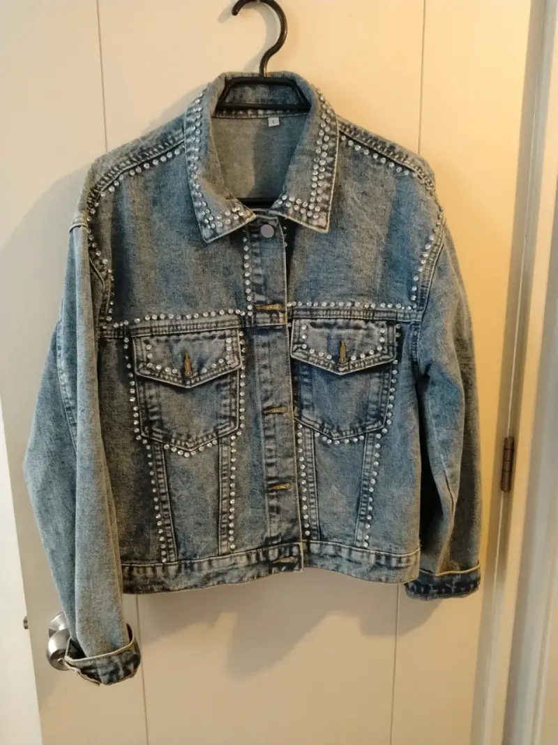 Chaqueta de mezclilla con tachas