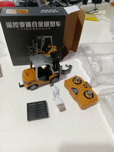 Montacargas de juguete con control remoto - miniatura 5