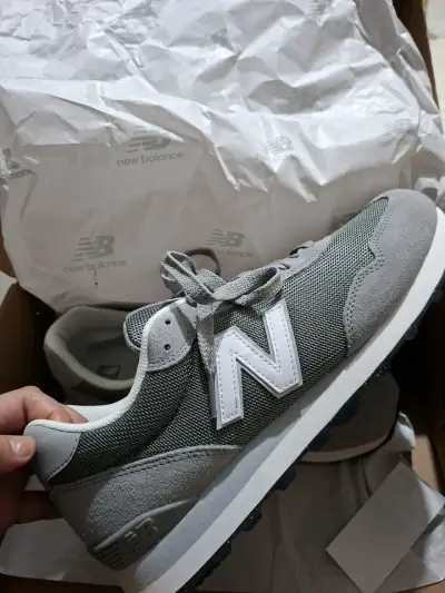Zapatillas New Balance gris y blanco - miniatura 2