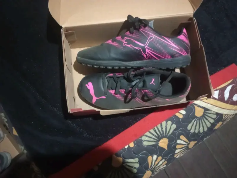 Zapatillas deportivas marca puma, negras y rosas - 1